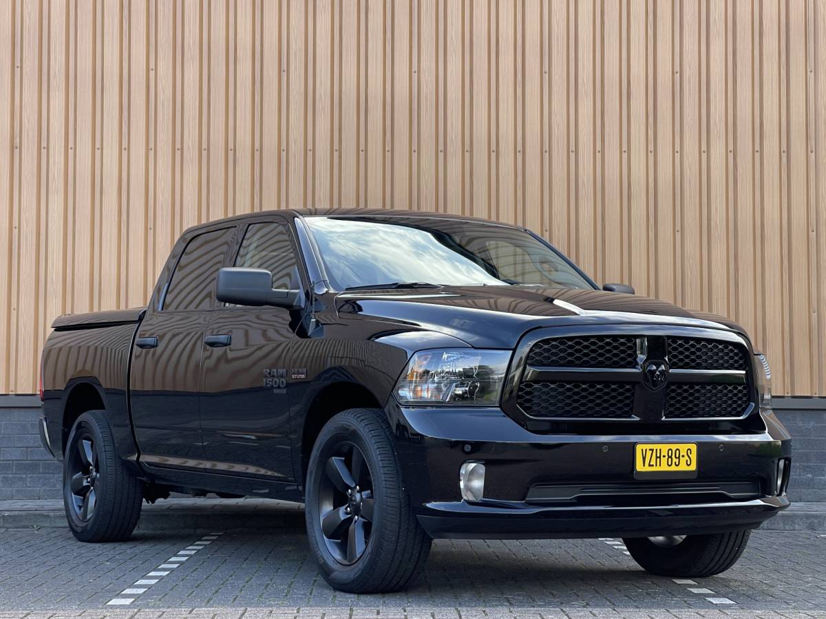 Dodge Ram 1500 Dodge RAM 1500 CLASSIC 5.7 V8 CLASSIC NIGHT 4×4 | LPG | | 3500KG Trekken | Apple Carplay | Cruise Control | Achteruitrij Camera | 20” Lichtmetaal |