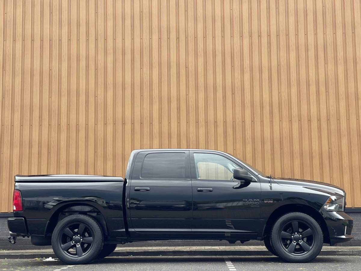 Dodge Ram 1500 Dodge RAM 1500 CLASSIC 5.7 V8 CLASSIC NIGHT 4×4 | LPG | | 3500KG Trekken | Apple Carplay | Cruise Control | Achteruitrij Camera | 20” Lichtmetaal |