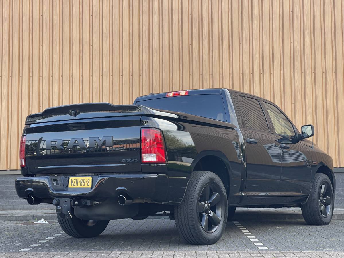 Dodge Ram 1500 Dodge RAM 1500 CLASSIC 5.7 V8 CLASSIC NIGHT 4×4 | LPG | | 3500KG Trekken | Apple Carplay | Cruise Control | Achteruitrij Camera | 20” Lichtmetaal |