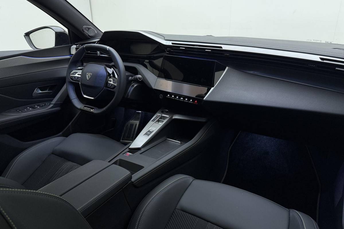 Peugeot 308 Peugeot 308 1.6 Plug-in Hybrid 195 GT Demo | FOCAL | Stoel massage + verwarming | Panoramadak | AGR stoel