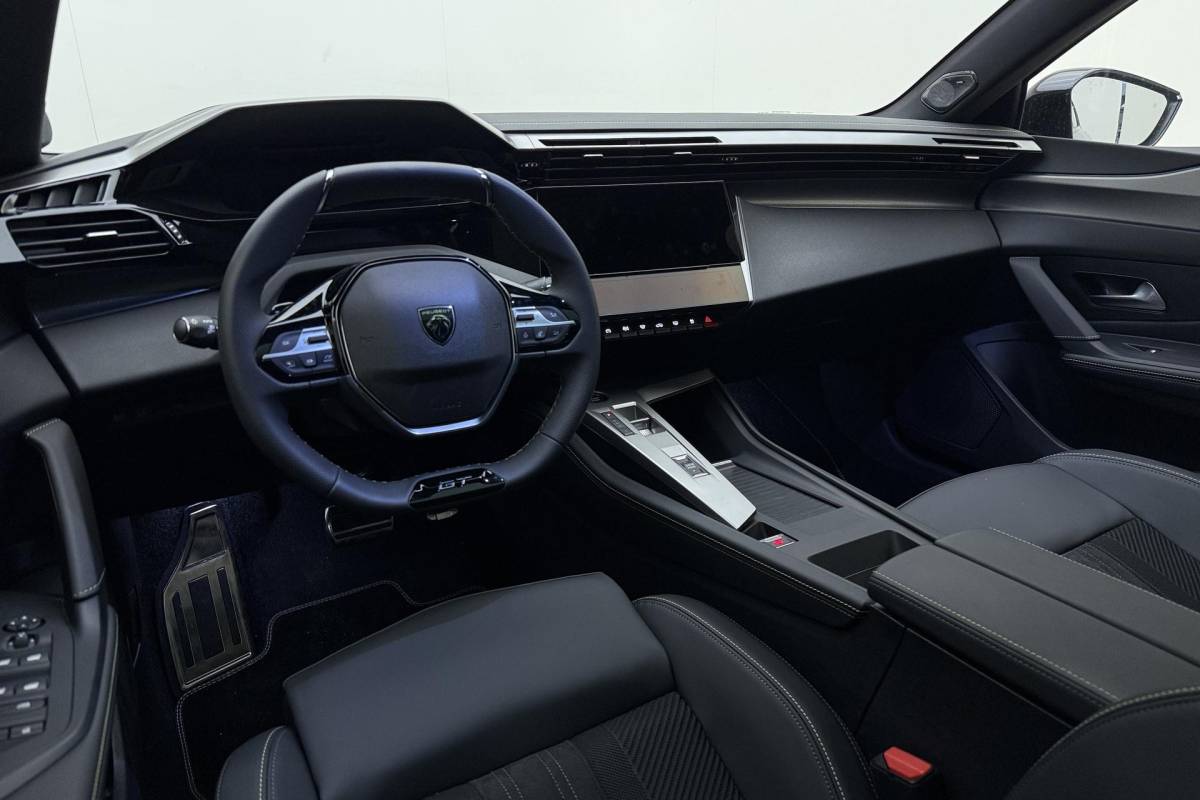 Peugeot 308 Peugeot 308 1.6 Plug-in Hybrid 195 GT Demo | FOCAL | Stoel massage + verwarming | Panoramadak | AGR stoel