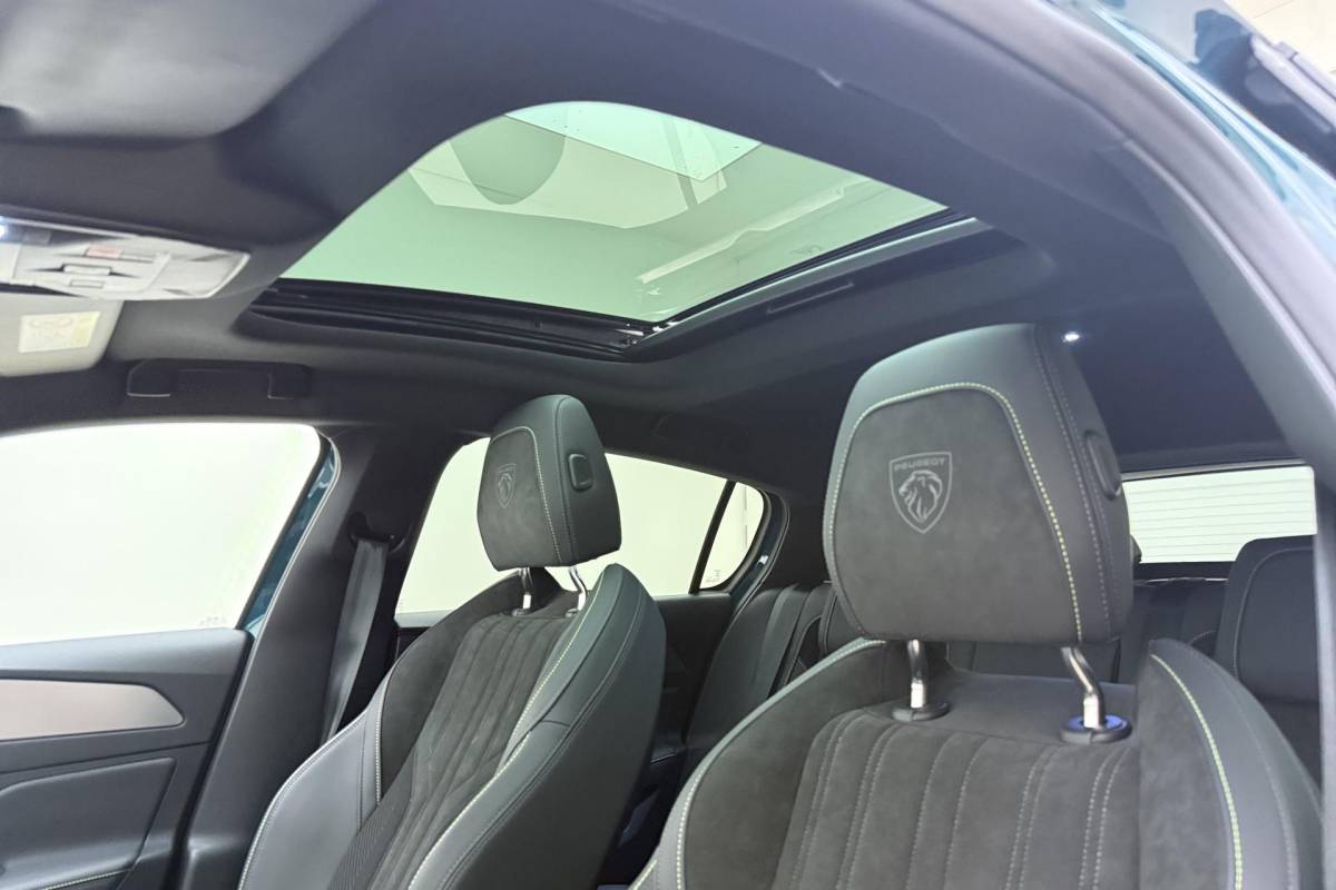 Peugeot 308 Peugeot 308 1.6 Plug-in Hybrid 195 GT Demo | FOCAL | Stoel massage + verwarming | Panoramadak | AGR stoel