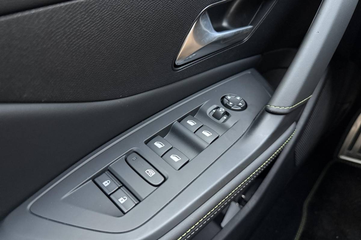 Peugeot 308 Peugeot 308 1.6 Plug-in Hybrid 195 GT Demo | FOCAL | Stoel massage + verwarming | Panoramadak | AGR stoel