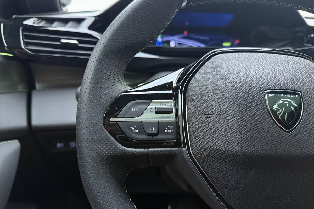 Peugeot 308 Peugeot 308 1.6 Plug-in Hybrid 195 GT Demo | FOCAL | Stoel massage + verwarming | Panoramadak | AGR stoel
