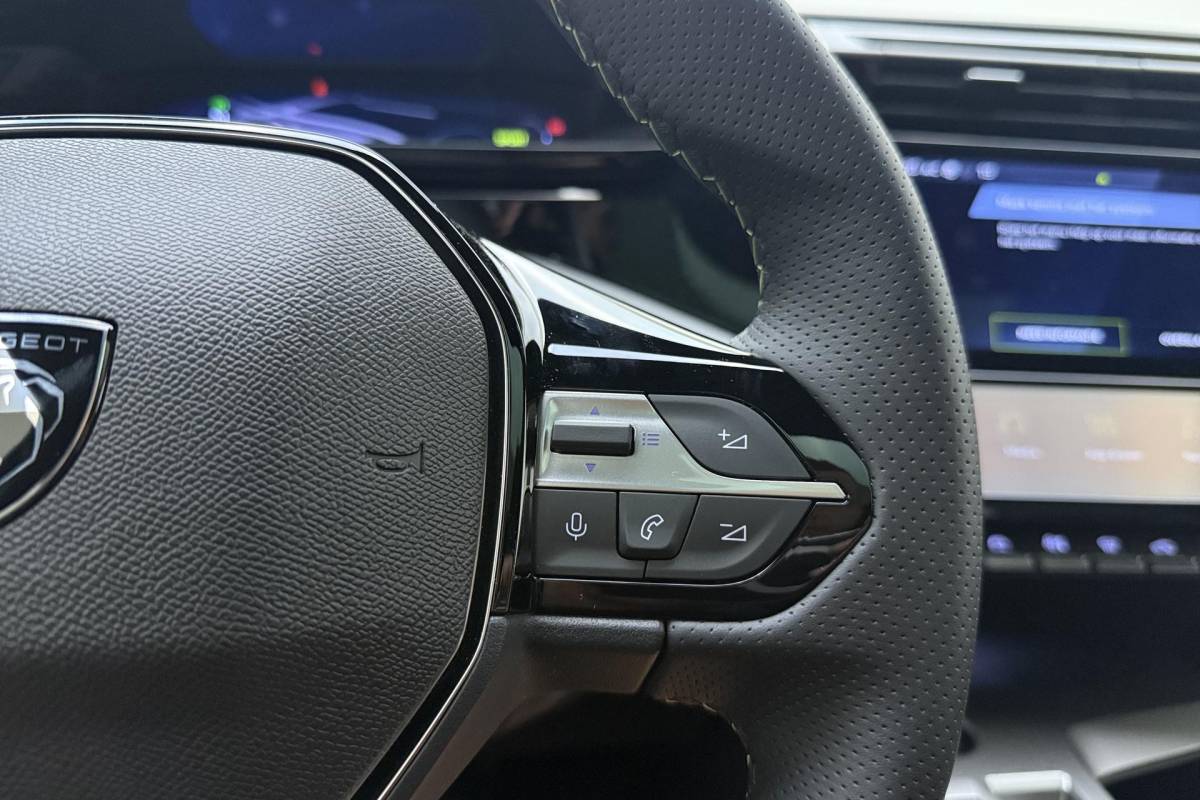 Peugeot 308 Peugeot 308 1.6 Plug-in Hybrid 195 GT Demo | FOCAL | Stoel massage + verwarming | Panoramadak | AGR stoel