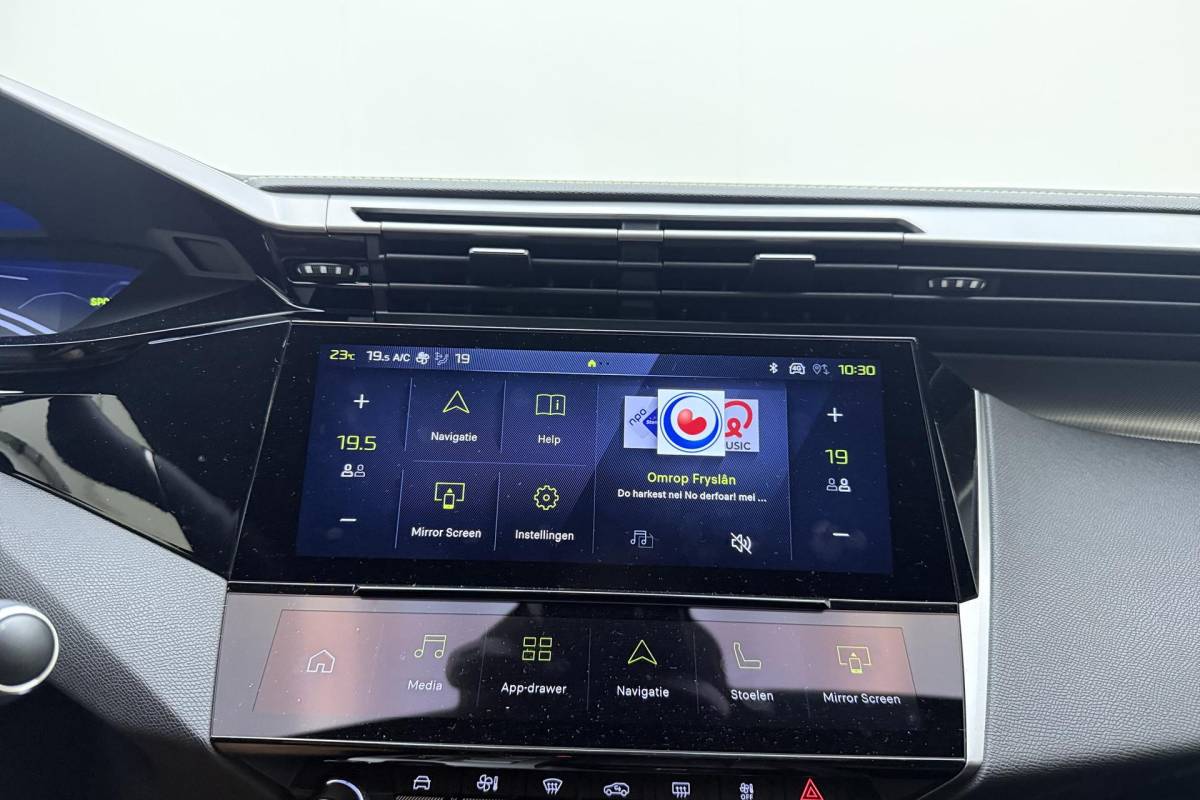 Peugeot 308 Peugeot 308 1.6 Plug-in Hybrid 195 GT Demo | FOCAL | Stoel massage + verwarming | Panoramadak | AGR stoel