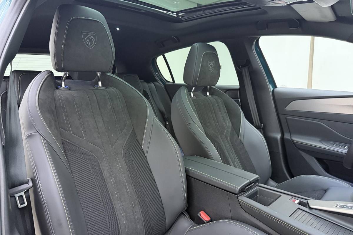 Peugeot 308 Peugeot 308 1.6 Plug-in Hybrid 195 GT Demo | FOCAL | Stoel massage + verwarming | Panoramadak | AGR stoel