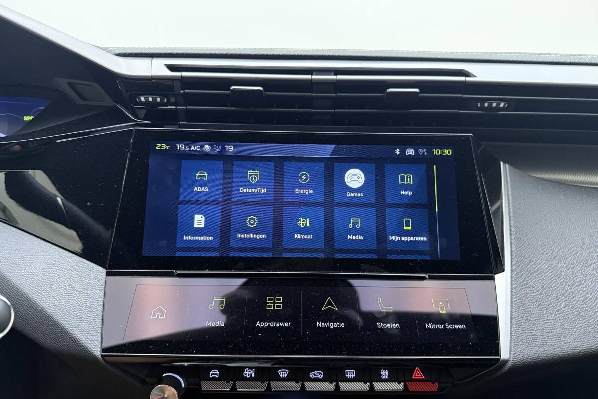 Peugeot 308 Peugeot 308 1.6 Plug-in Hybrid 195 GT Demo | FOCAL | Stoel massage + verwarming | Panoramadak | AGR stoel