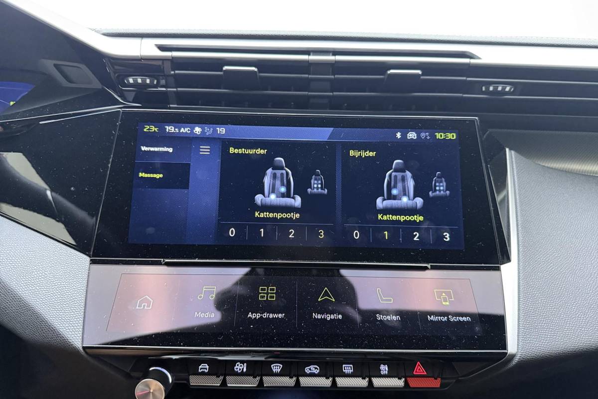 Peugeot 308 Peugeot 308 1.6 Plug-in Hybrid 195 GT Demo | FOCAL | Stoel massage + verwarming | Panoramadak | AGR stoel