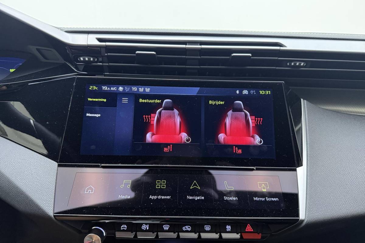 Peugeot 308 Peugeot 308 1.6 Plug-in Hybrid 195 GT Demo | FOCAL | Stoel massage + verwarming | Panoramadak | AGR stoel