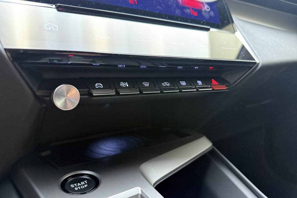 Peugeot 308 Peugeot 308 1.6 Plug-in Hybrid 195 GT Demo | FOCAL | Stoel massage + verwarming | Panoramadak | AGR stoel