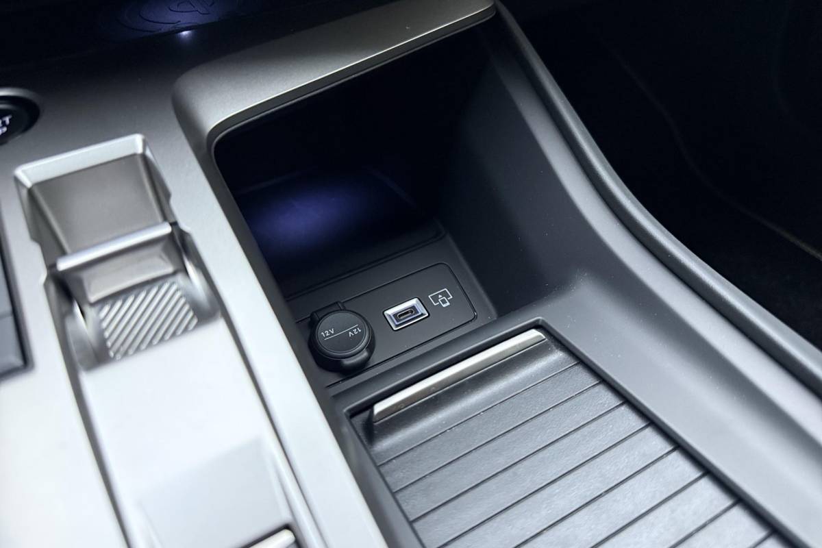 Peugeot 308 Peugeot 308 1.6 Plug-in Hybrid 195 GT Demo | FOCAL | Stoel massage + verwarming | Panoramadak | AGR stoel