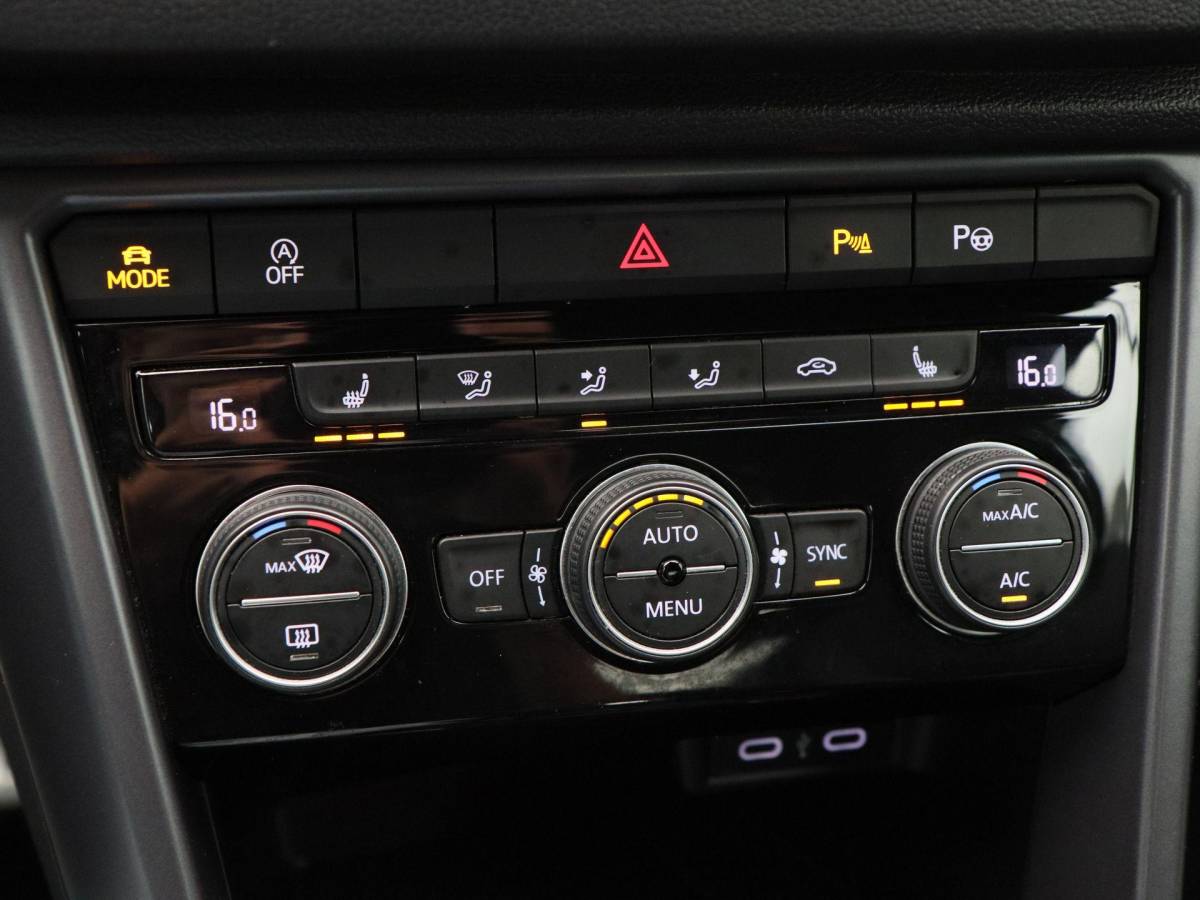 Volkswagen T-Roc Volkswagen T-Roc Cabrio 1.5 TSi 150 Pk Automaat R-Line | Adaptive Cruise Control | Full LED | Black Style | Stoelverwarming | 18 Inch