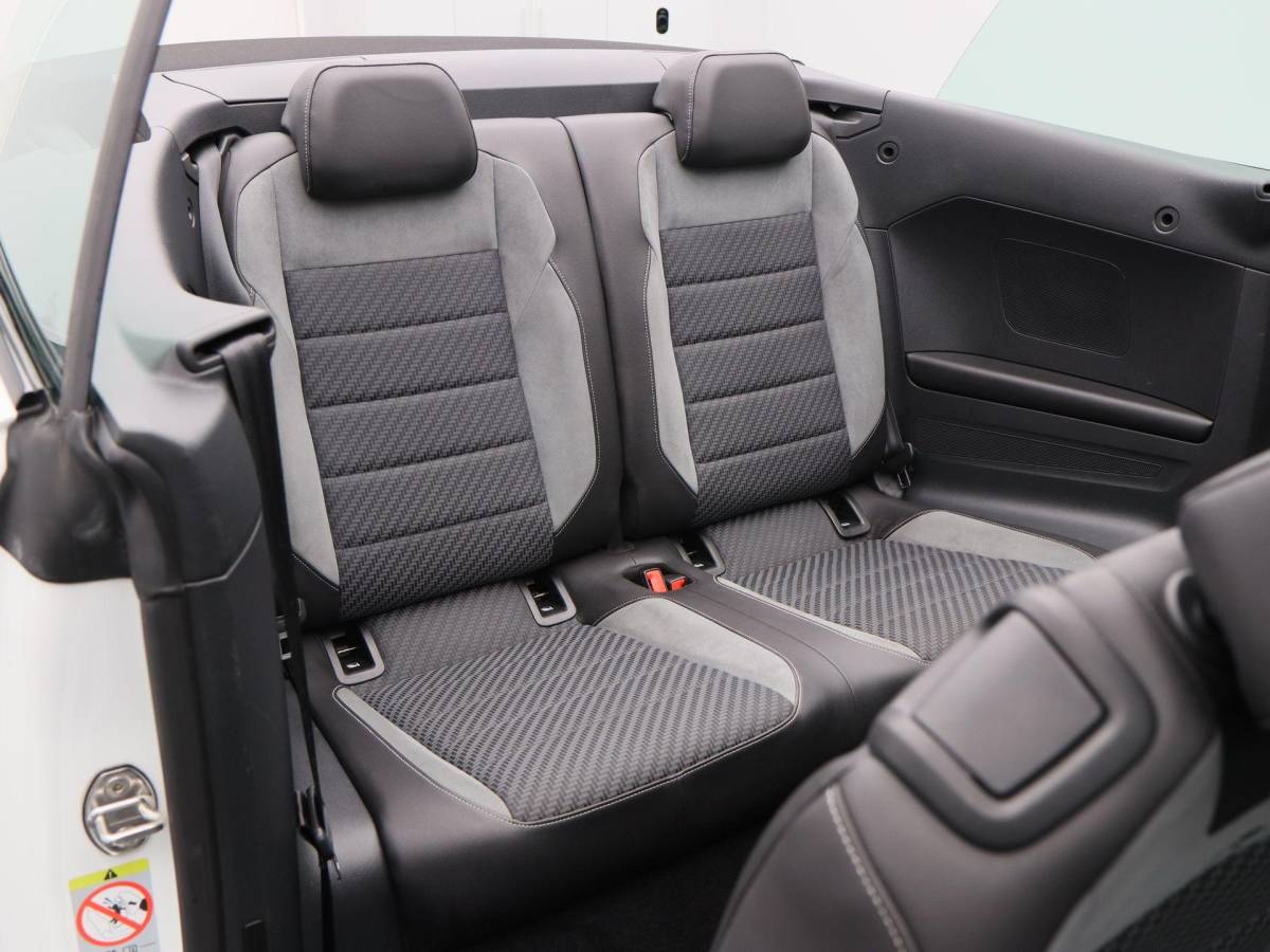 Volkswagen T-Roc Volkswagen T-Roc Cabrio 1.5 TSi 150 Pk Automaat R-Line | Adaptive Cruise Control | Full LED | Black Style | Stoelverwarming | 18 Inch