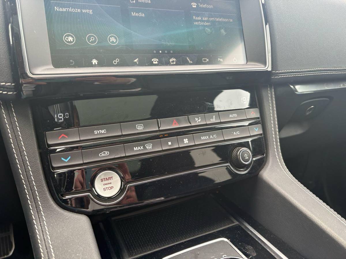 Jaguar F-PACE Jaguar F-PACE 2.0t AWD Prestige | Panoramadak | Meridian Audio |