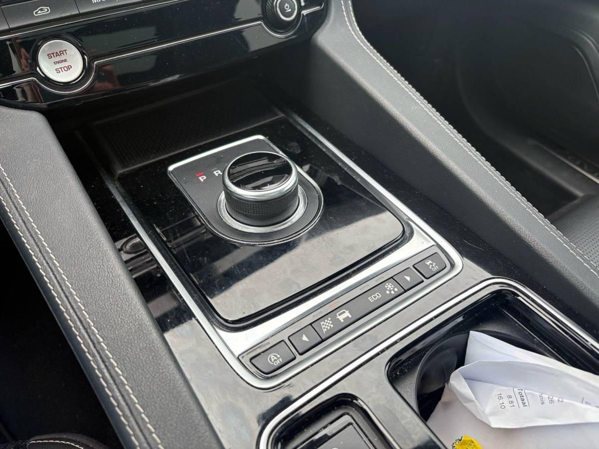 Jaguar F-PACE Jaguar F-PACE 2.0t AWD Prestige | Panoramadak | Meridian Audio |