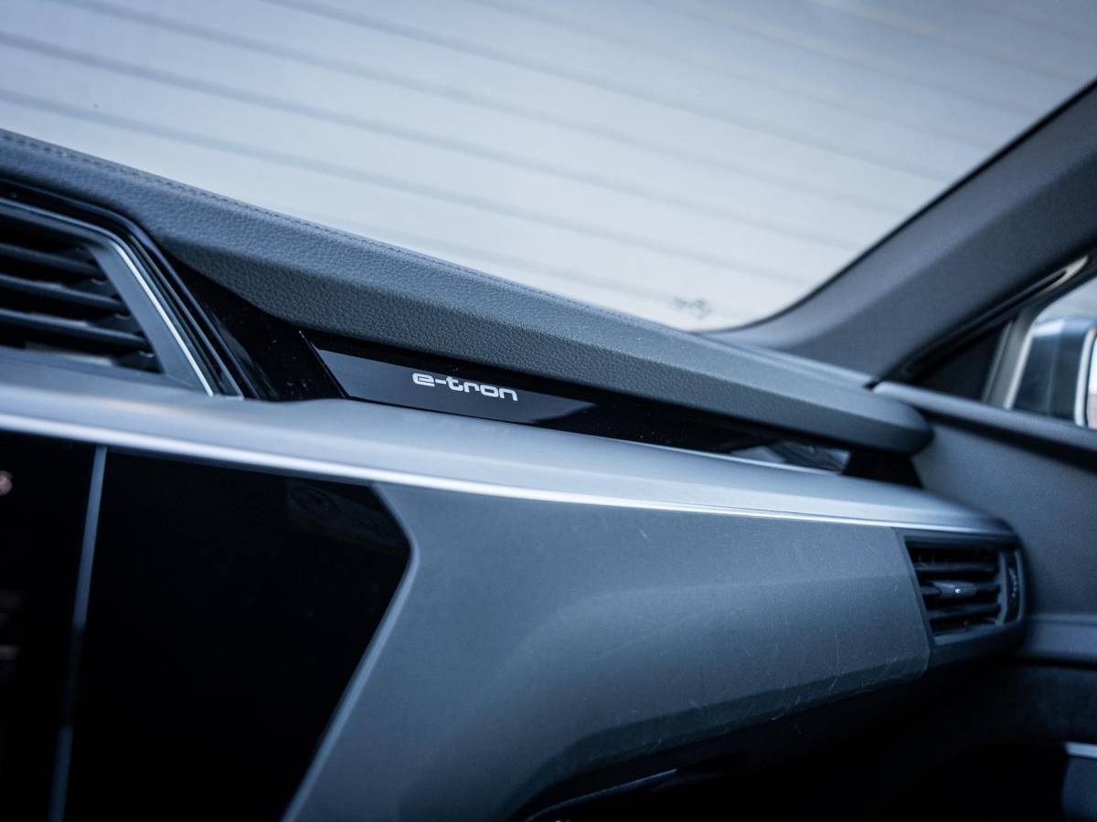 Audi e-tron Audi e-tron Sportback 55 quattro S edition 95 kWh Pano | Valcona | 21” | Luchtvering | Trekhaak | BTW