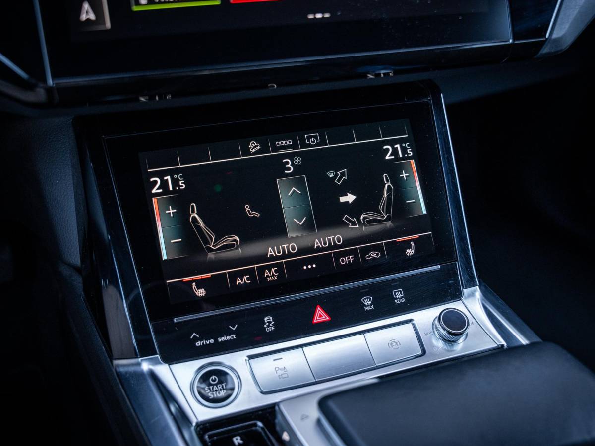 Audi e-tron Audi e-tron Sportback 55 quattro S edition 95 kWh Pano | Valcona | 21” | Luchtvering | Trekhaak | BTW