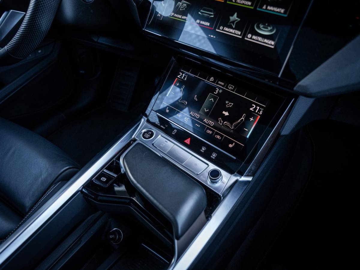 Audi e-tron Audi e-tron Sportback 55 quattro S edition 95 kWh Pano | Valcona | 21” | Luchtvering | Trekhaak | BTW