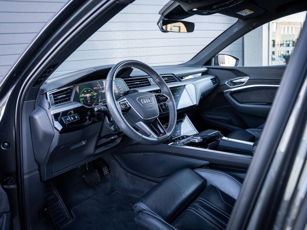 Audi e-tron Audi e-tron Sportback 55 quattro S edition 95 kWh Pano | Valcona | 21” | Luchtvering | Trekhaak | BTW