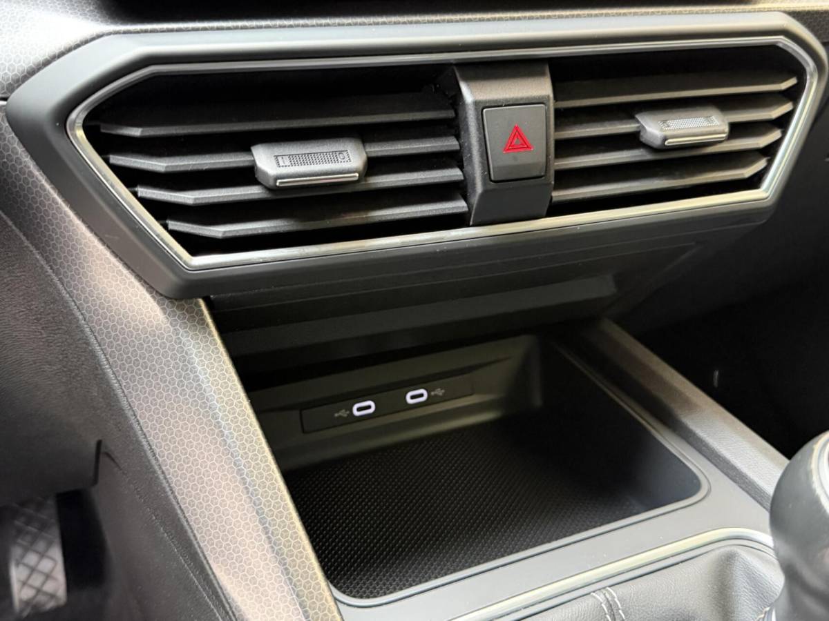 SEAT Leon Seat Leon Sportstourer 1.5 TSI Style Launch Edition Apple CarPlay/Android Auto | Adaptieve cruise control | Climate control | Getint glas |  LED koplampen | Navigatiesysteem | Rijstrooksensor | Parkeersensoren voor en achter