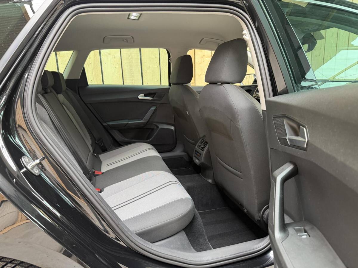 SEAT Leon Seat Leon Sportstourer 1.5 TSI Style Launch Edition Apple CarPlay/Android Auto | Adaptieve cruise control | Climate control | Getint glas |  LED koplampen | Navigatiesysteem | Rijstrooksensor | Parkeersensoren voor en achter
