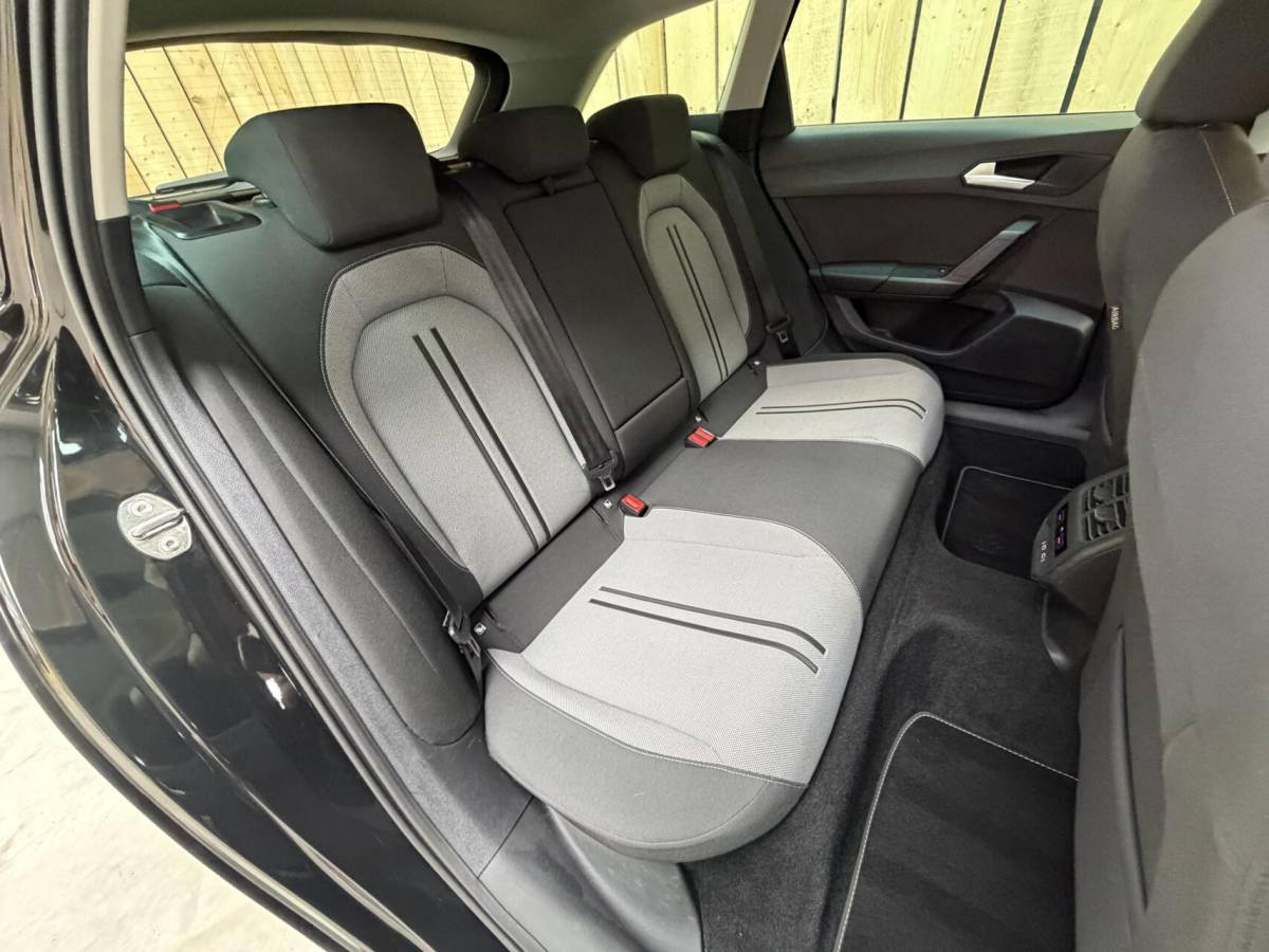 SEAT Leon Seat Leon Sportstourer 1.5 TSI Style Launch Edition Apple CarPlay/Android Auto | Adaptieve cruise control | Climate control | Getint glas |  LED koplampen | Navigatiesysteem | Rijstrooksensor | Parkeersensoren voor en achter