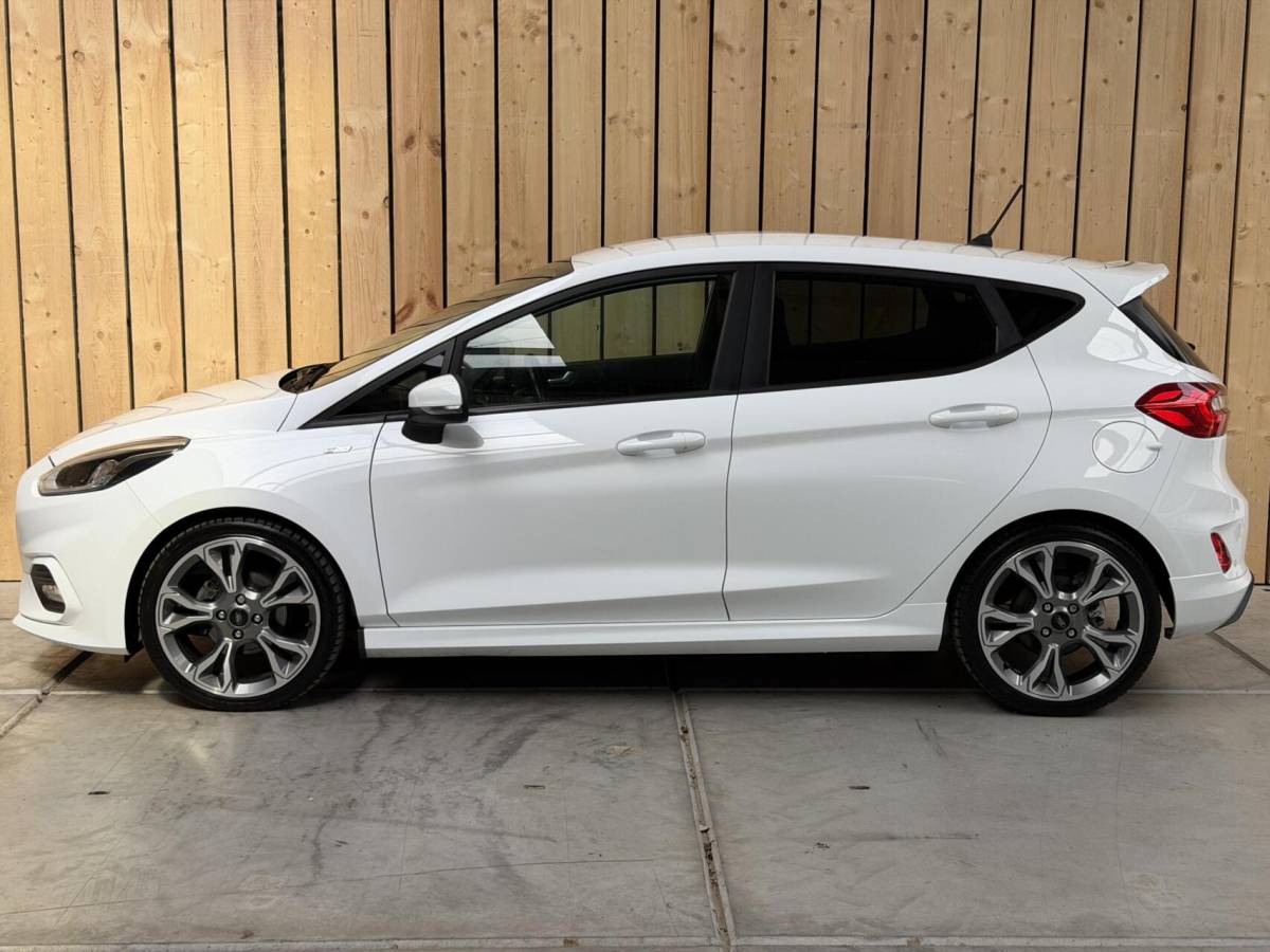 Ford Fiesta Ford Fiesta 1.0 EcoBoost ST-Line Apple CarPlay/Android Auto | Cruise & climate control | Elektrische ramen voor | Navigatiesysteem | LED dagrijverlichting | Parkeersensoren achter | Sportstoelen