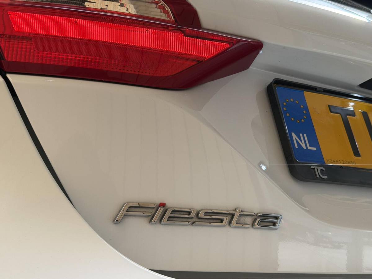 Ford Fiesta Ford Fiesta 1.0 EcoBoost ST-Line Apple CarPlay/Android Auto | Cruise & climate control | Elektrische ramen voor | Navigatiesysteem | LED dagrijverlichting | Parkeersensoren achter | Sportstoelen