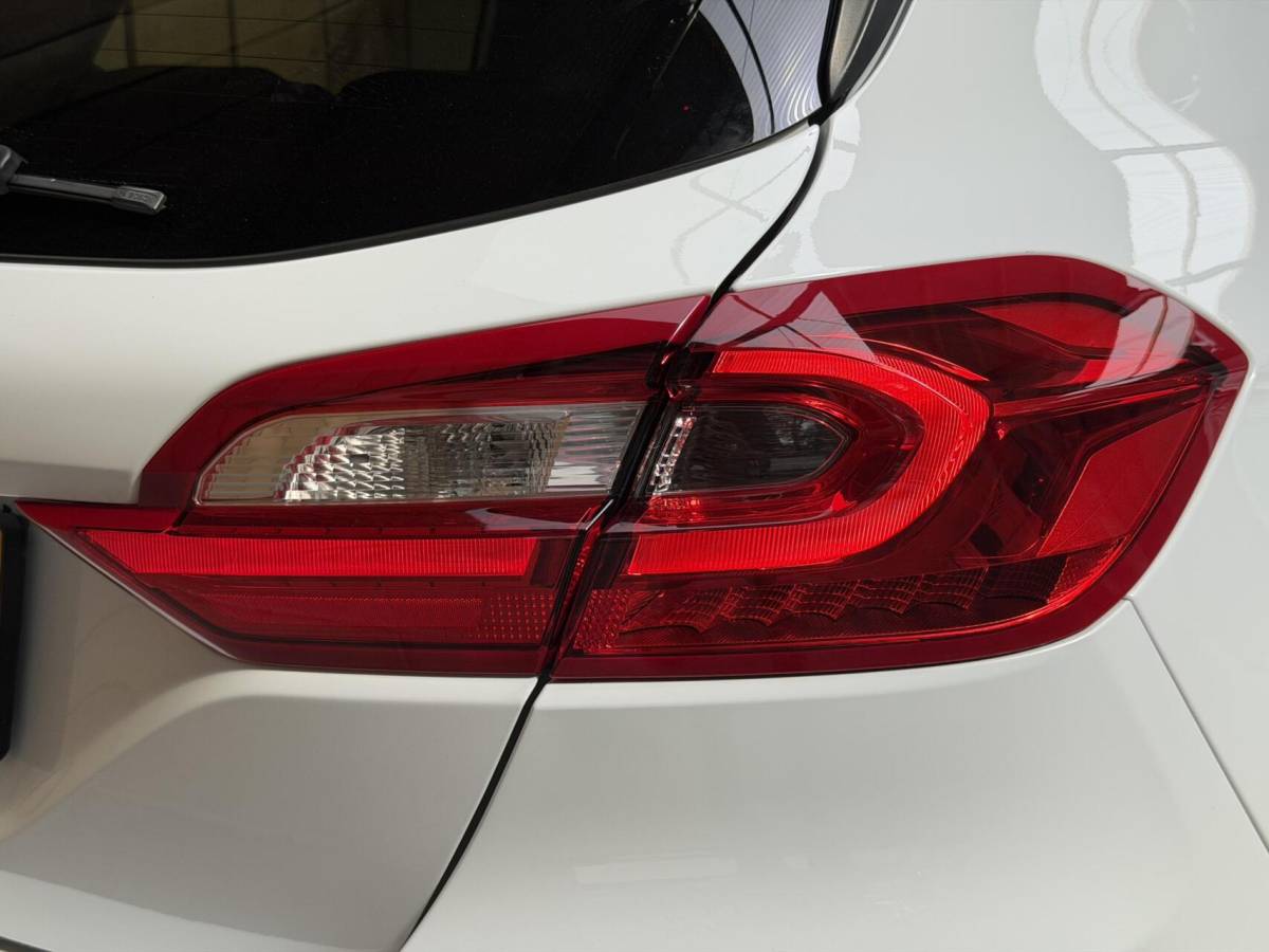 Ford Fiesta Ford Fiesta 1.0 EcoBoost ST-Line Apple CarPlay/Android Auto | Cruise & climate control | Elektrische ramen voor | Navigatiesysteem | LED dagrijverlichting | Parkeersensoren achter | Sportstoelen