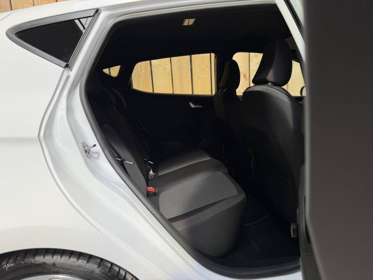 Ford Fiesta Ford Fiesta 1.0 EcoBoost ST-Line Apple CarPlay/Android Auto | Cruise & climate control | Elektrische ramen voor | Navigatiesysteem | LED dagrijverlichting | Parkeersensoren achter | Sportstoelen