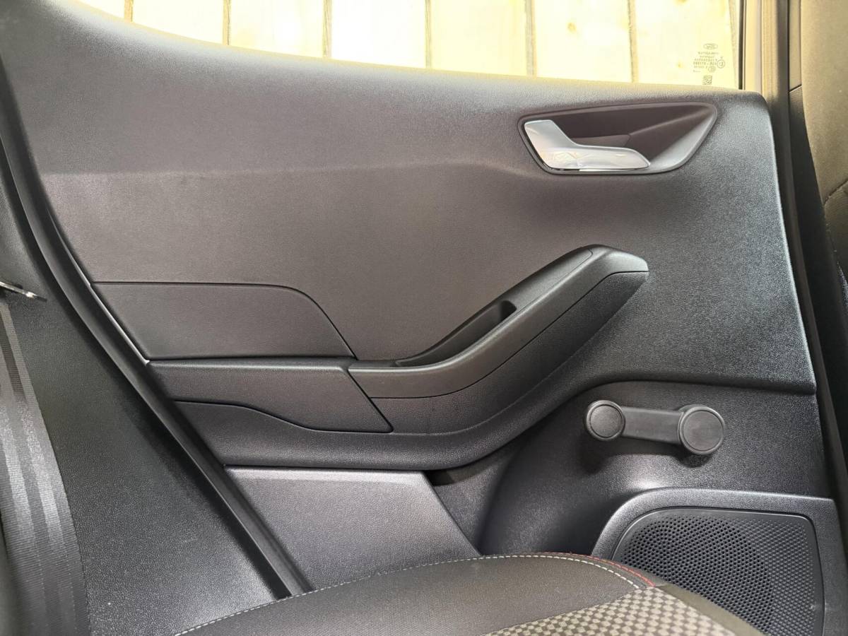 Ford Fiesta Ford Fiesta 1.0 EcoBoost ST-Line Apple CarPlay/Android Auto | Cruise & climate control | Elektrische ramen voor | Navigatiesysteem | LED dagrijverlichting | Parkeersensoren achter | Sportstoelen