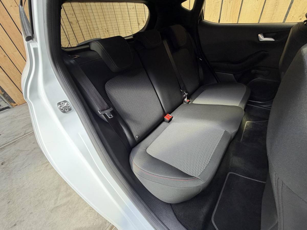 Ford Fiesta Ford Fiesta 1.0 EcoBoost ST-Line Apple CarPlay/Android Auto | Cruise & climate control | Elektrische ramen voor | Navigatiesysteem | LED dagrijverlichting | Parkeersensoren achter | Sportstoelen