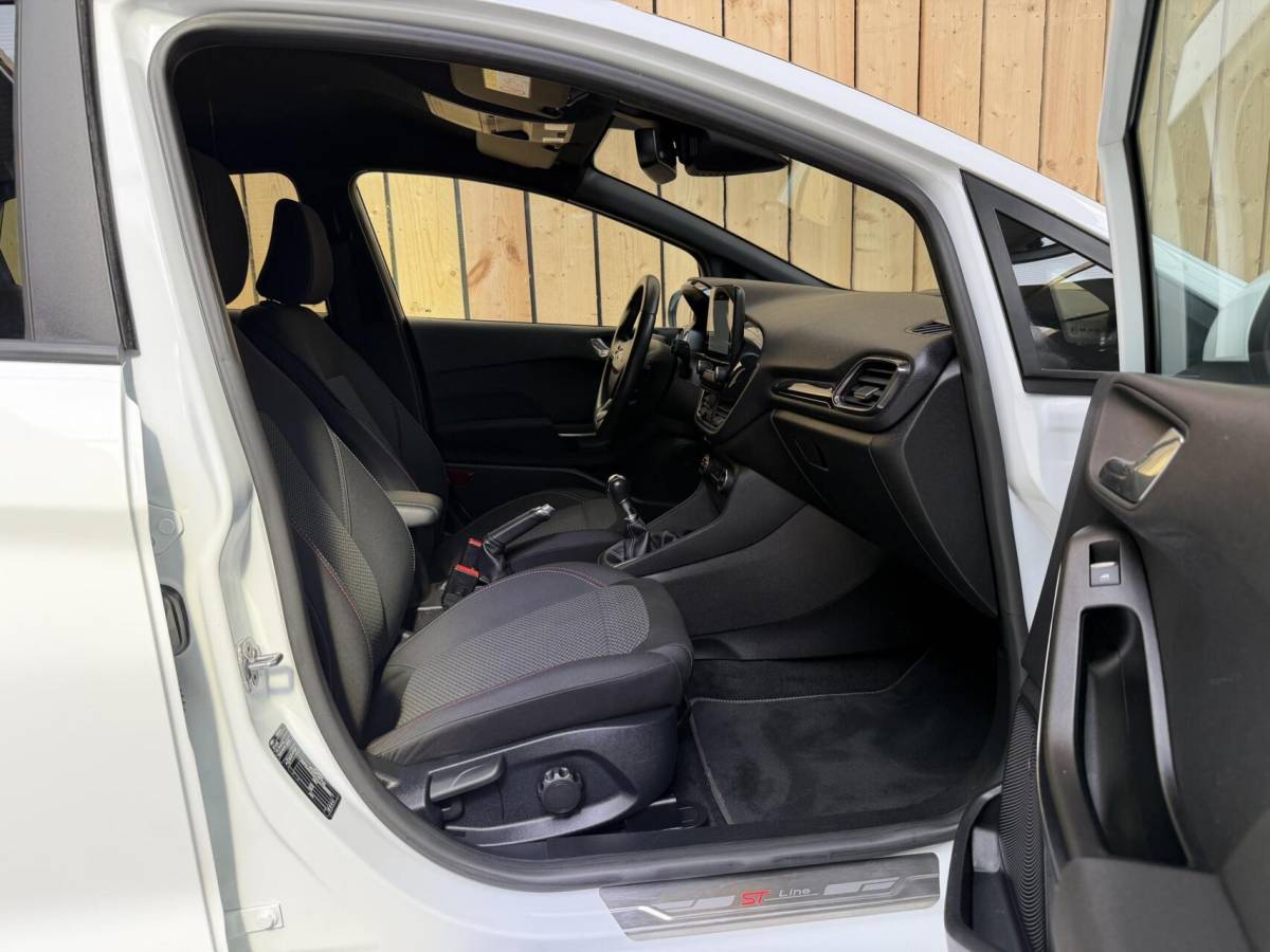 Ford Fiesta Ford Fiesta 1.0 EcoBoost ST-Line Apple CarPlay/Android Auto | Cruise & climate control | Elektrische ramen voor | Navigatiesysteem | LED dagrijverlichting | Parkeersensoren achter | Sportstoelen