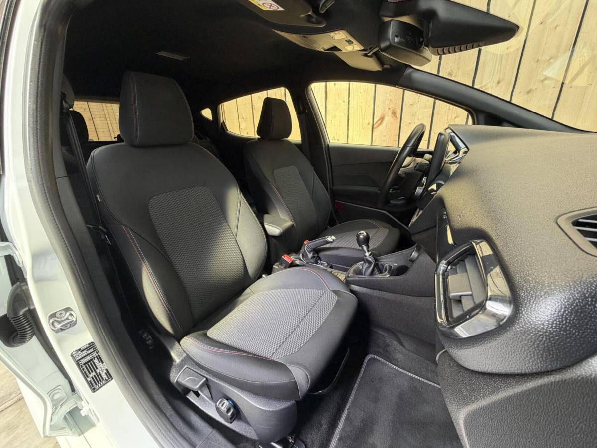 Ford Fiesta Ford Fiesta 1.0 EcoBoost ST-Line Apple CarPlay/Android Auto | Cruise & climate control | Elektrische ramen voor | Navigatiesysteem | LED dagrijverlichting | Parkeersensoren achter | Sportstoelen