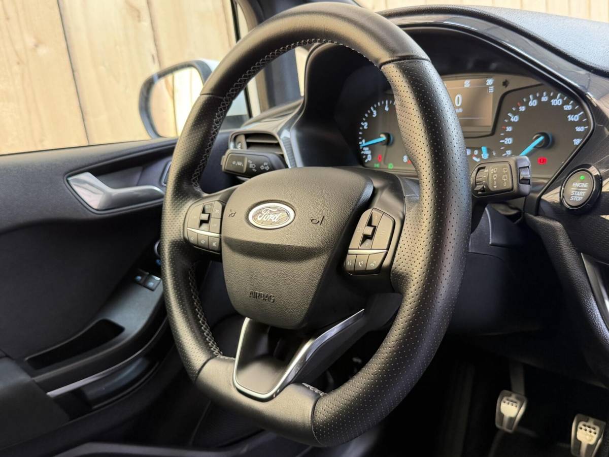 Ford Fiesta Ford Fiesta 1.0 EcoBoost ST-Line Apple CarPlay/Android Auto | Cruise & climate control | Elektrische ramen voor | Navigatiesysteem | LED dagrijverlichting | Parkeersensoren achter | Sportstoelen