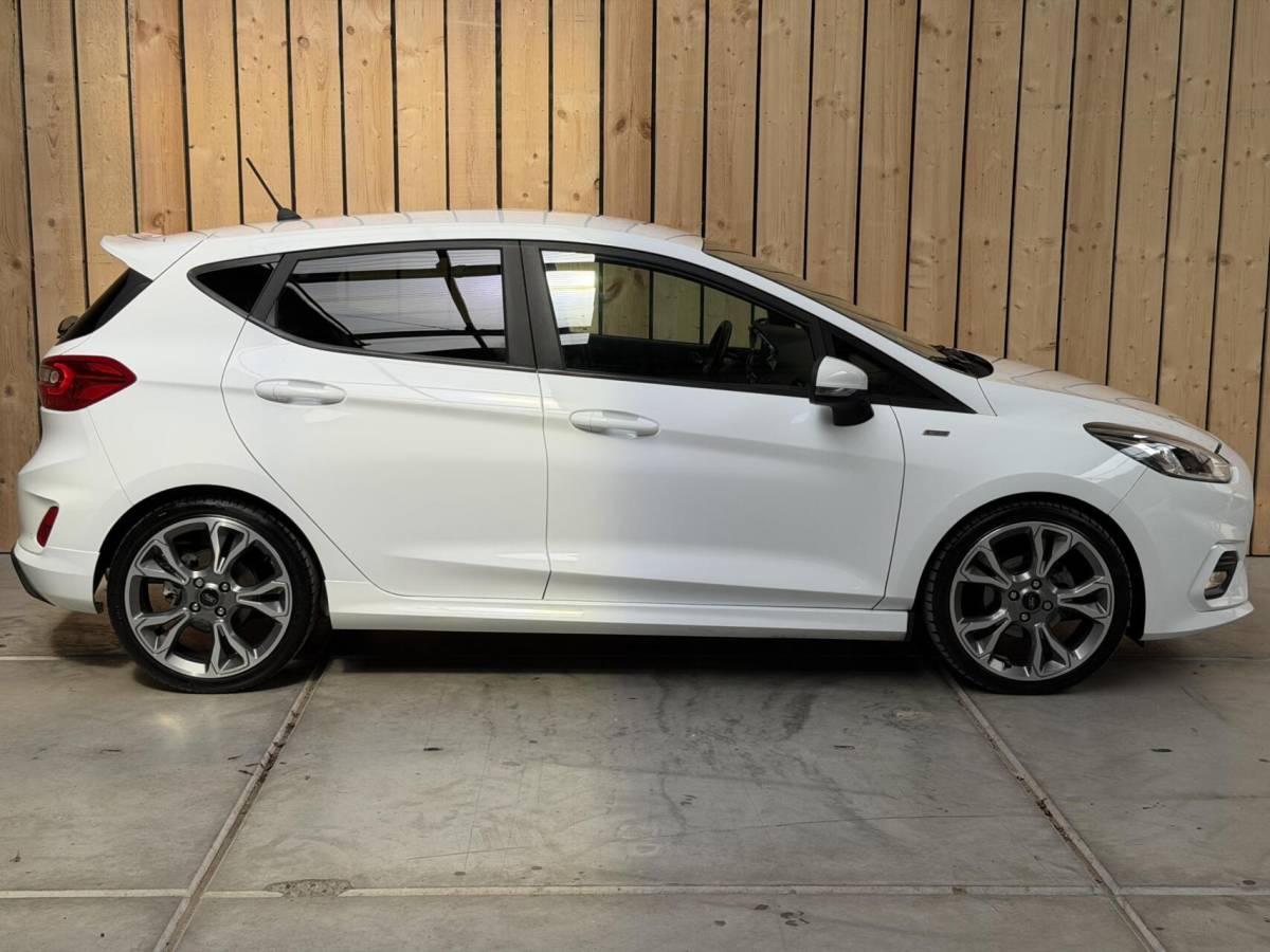 Ford Fiesta Ford Fiesta 1.0 EcoBoost ST-Line Apple CarPlay/Android Auto | Cruise & climate control | Elektrische ramen voor | Navigatiesysteem | LED dagrijverlichting | Parkeersensoren achter | Sportstoelen