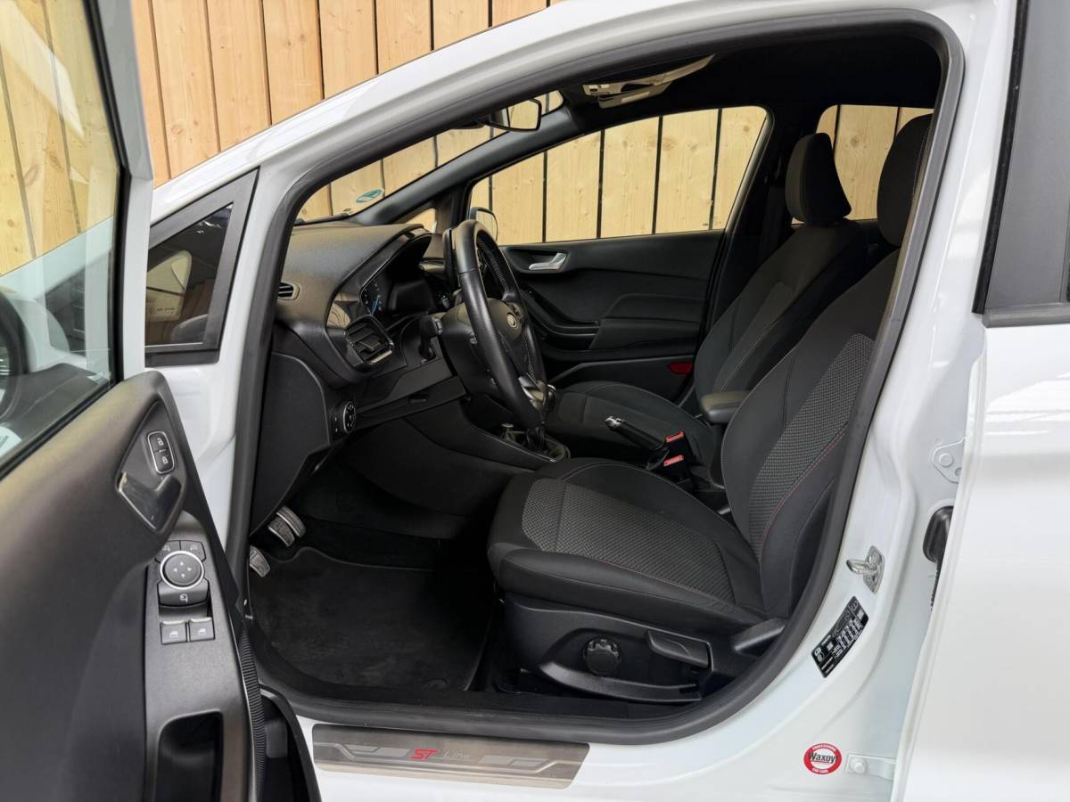 Ford Fiesta Ford Fiesta 1.0 EcoBoost ST-Line Apple CarPlay/Android Auto | Cruise & climate control | Elektrische ramen voor | Navigatiesysteem | LED dagrijverlichting | Parkeersensoren achter | Sportstoelen