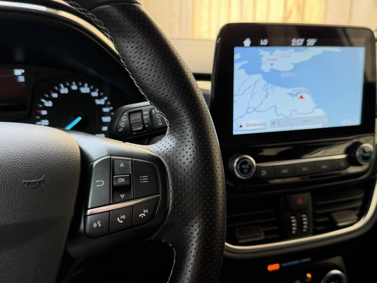 Ford Fiesta Ford Fiesta 1.0 EcoBoost ST-Line Apple CarPlay/Android Auto | Cruise & climate control | Elektrische ramen voor | Navigatiesysteem | LED dagrijverlichting | Parkeersensoren achter | Sportstoelen