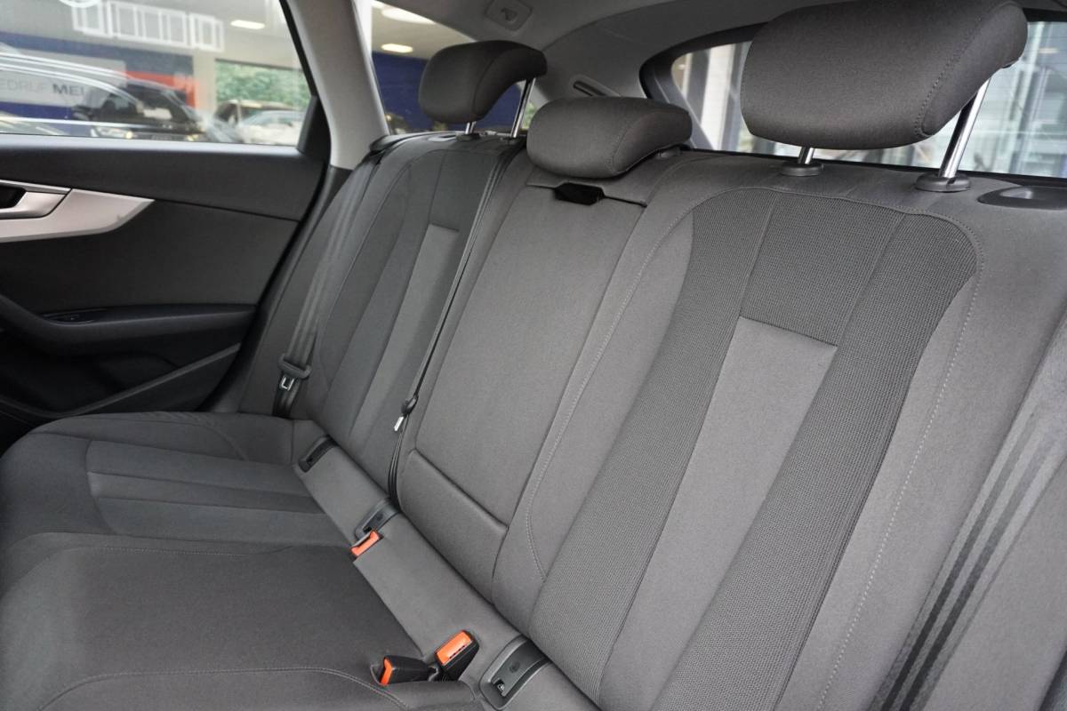 Audi A4 Audi A4 Avant 35 TFSI Business Edition Automaat | Navigatie | Airco | Elek. Pakket | Vol opties | Inruil mogelijk