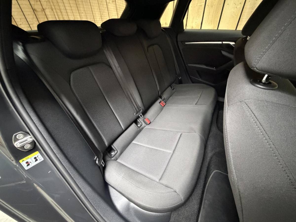 Audi A3 Audi A3 Sportback 30 TFSI Pro Line Automaat Apple CarPlay/Android Auto | Cruise control & climate control | DAB ontvanger | LED koplampen | Cruise control & climate control | Lane assist | Lichtmetalen velgen