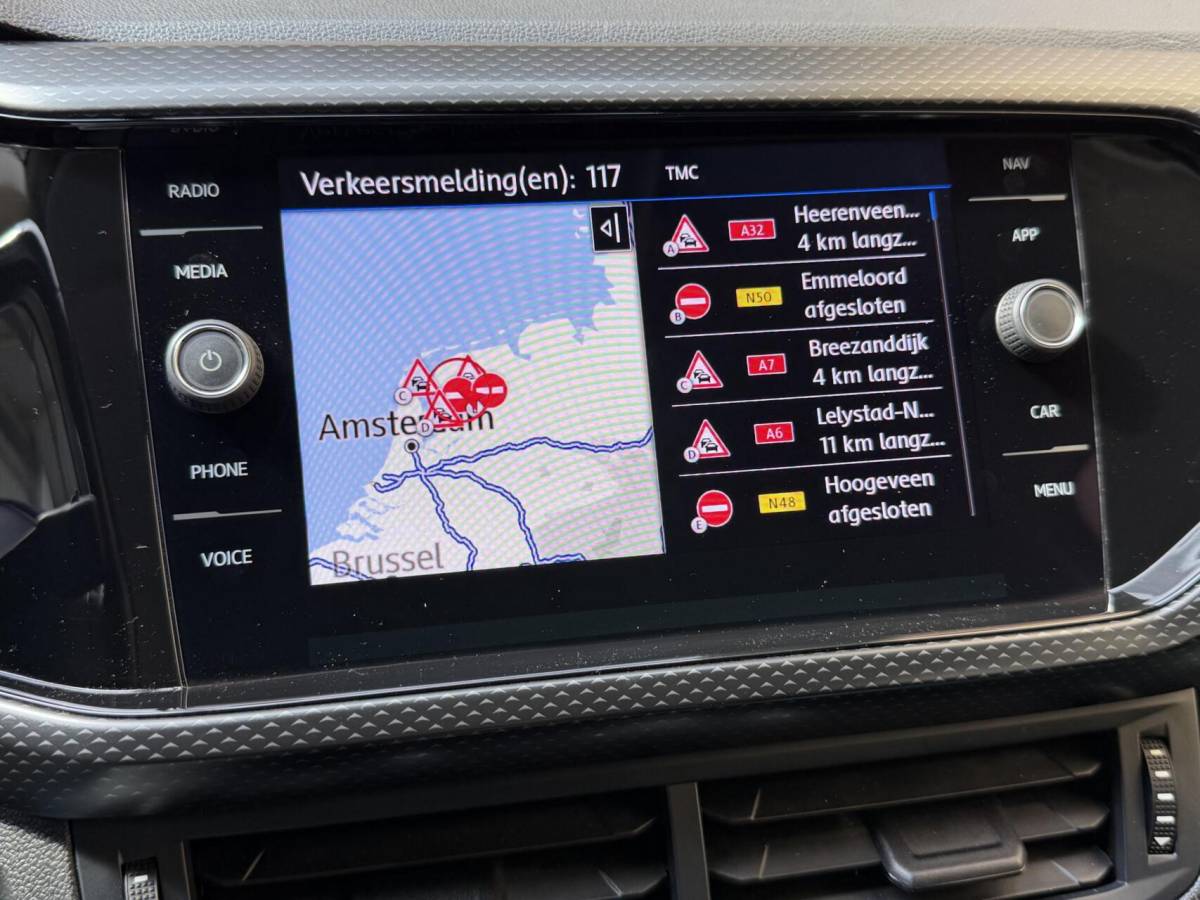 Volkswagen T-Cross Volkswagen T-Cross 1.0 TSI Life Apple CarPlay/Android Auto | Airconditioning | Cruise control adaptief | DAB ontvanger | Dode hoek detectie | Navigatiesysteem | Parkeersensoren voor en achter