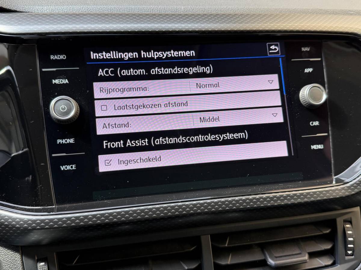 Volkswagen T-Cross Volkswagen T-Cross 1.0 TSI Life Apple CarPlay/Android Auto | Airconditioning | Cruise control adaptief | DAB ontvanger | Dode hoek detectie | Navigatiesysteem | Parkeersensoren voor en achter