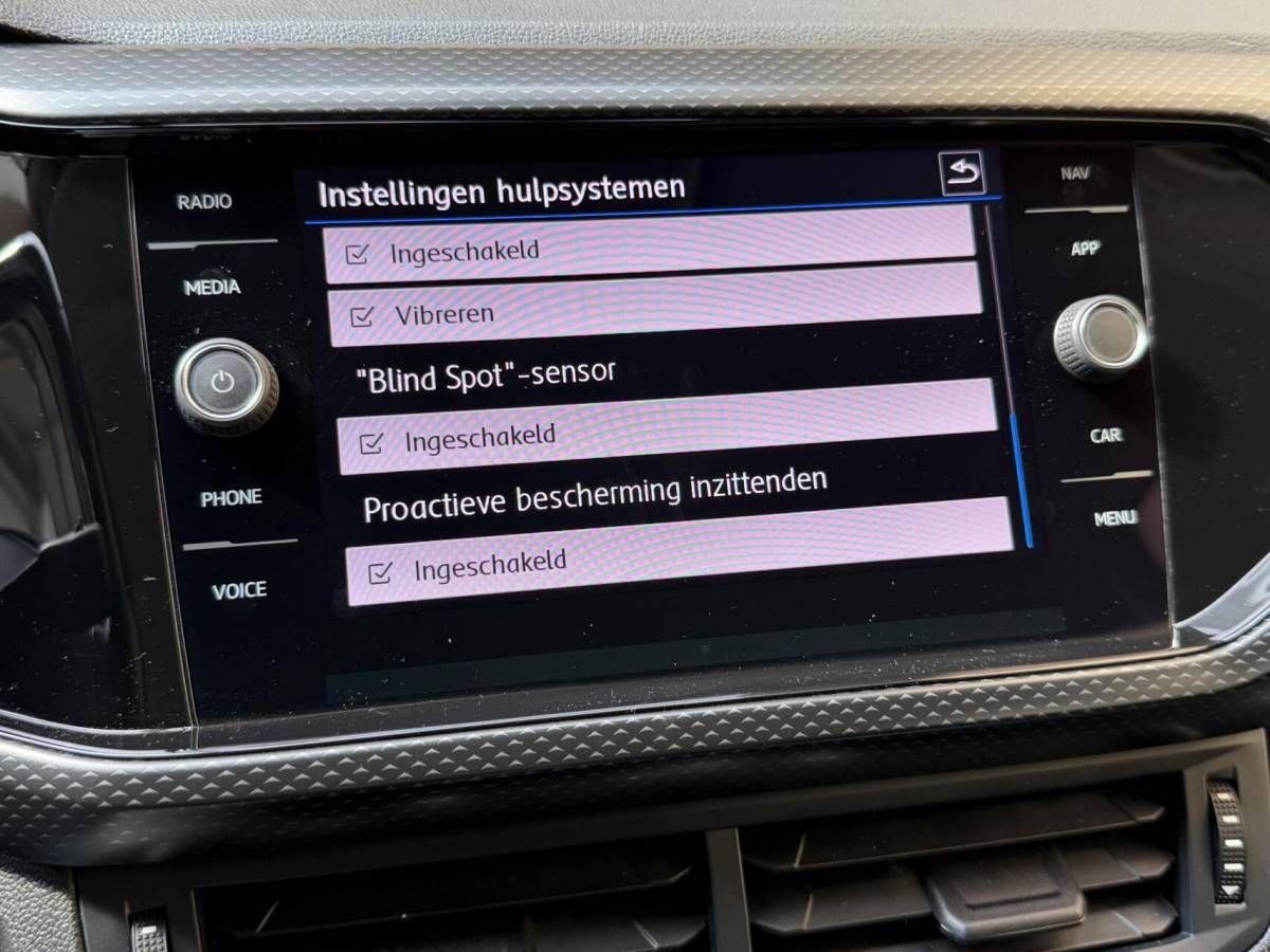 Volkswagen T-Cross Volkswagen T-Cross 1.0 TSI Life Apple CarPlay/Android Auto | Airconditioning | Cruise control adaptief | DAB ontvanger | Dode hoek detectie | Navigatiesysteem | Parkeersensoren voor en achter
