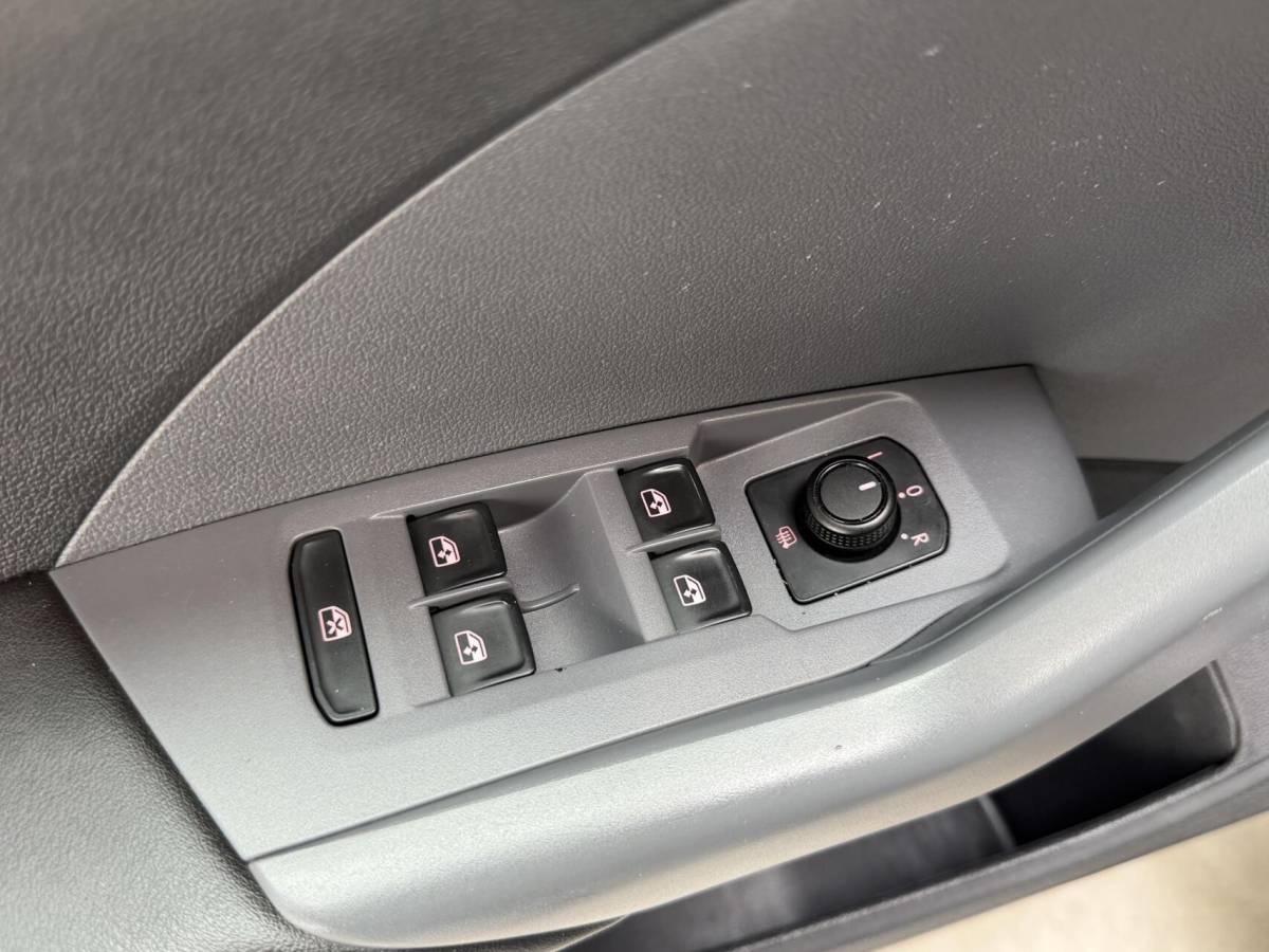 Volkswagen T-Cross Volkswagen T-Cross 1.0 TSI Life Apple CarPlay/Android Auto | Airconditioning | Cruise control adaptief | DAB ontvanger | Dode hoek detectie | Navigatiesysteem | Parkeersensoren voor en achter