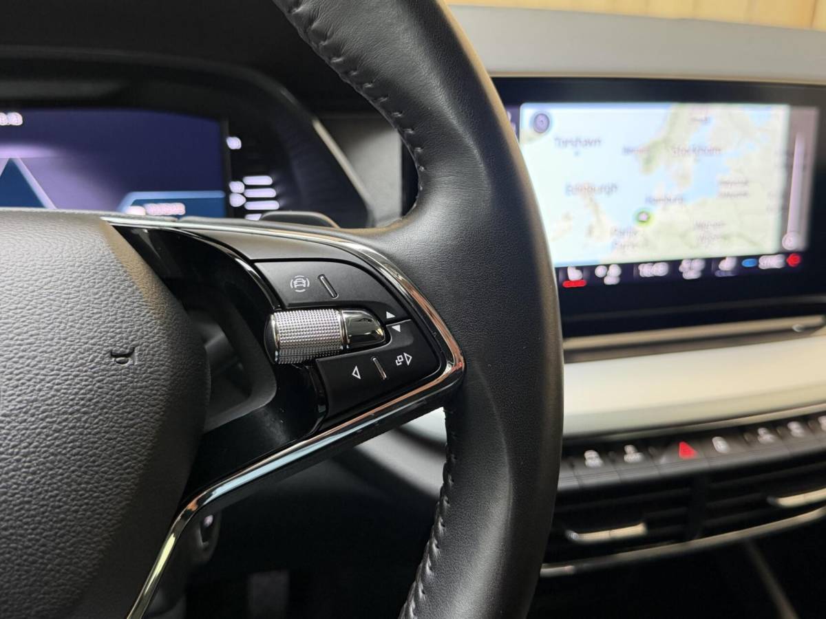 Škoda Octavia Skoda Octavia Combi 1.0 e-TSI Business Edition Plus Automaat | Achteruitrijcamera | Apple CarPlay/Android Auto | Adaptieve cruise control | Climate control | LED verlichting | Signaalkleur | Parkeersensoren voor en achter