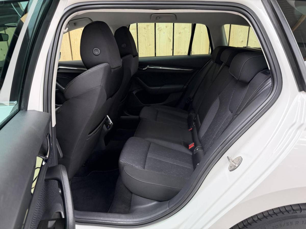 Škoda Octavia Skoda Octavia Combi 1.0 e-TSI Business Edition Plus Automaat | Achteruitrijcamera | Apple CarPlay/Android Auto | Adaptieve cruise control | Climate control | LED verlichting | Signaalkleur | Parkeersensoren voor en achter