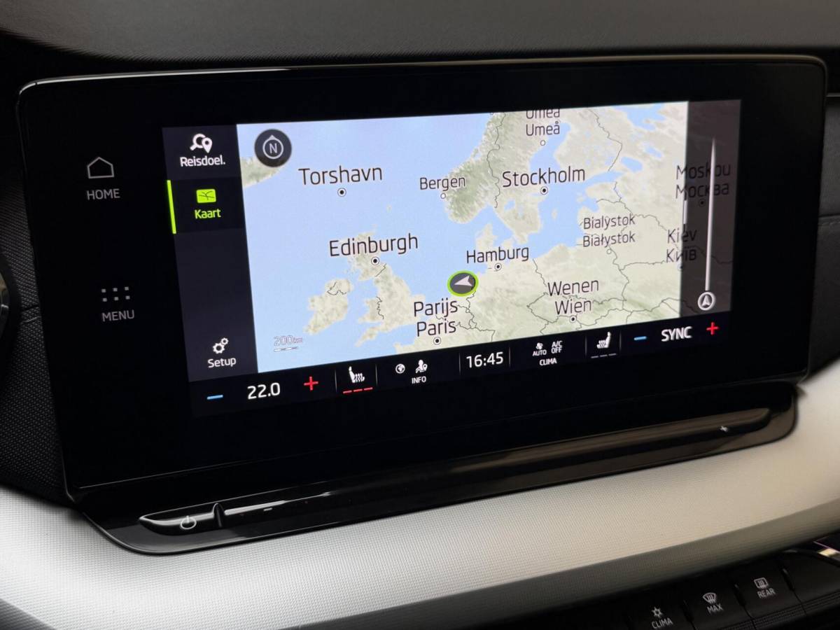 Škoda Octavia Skoda Octavia Combi 1.0 e-TSI Business Edition Plus Automaat | Achteruitrijcamera | Apple CarPlay/Android Auto | Adaptieve cruise control | Climate control | LED verlichting | Signaalkleur | Parkeersensoren voor en achter