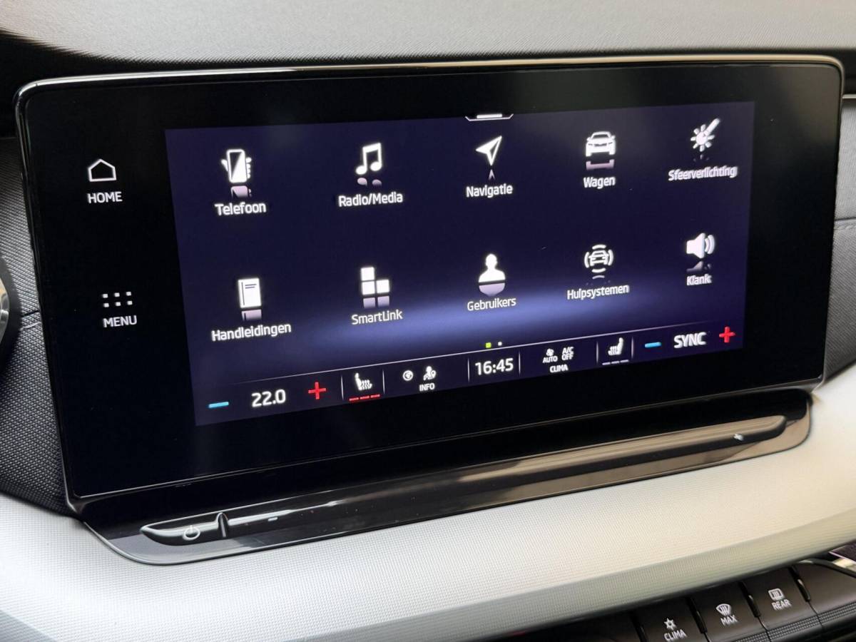 Škoda Octavia Skoda Octavia Combi 1.0 e-TSI Business Edition Plus Automaat | Achteruitrijcamera | Apple CarPlay/Android Auto | Adaptieve cruise control | Climate control | LED verlichting | Signaalkleur | Parkeersensoren voor en achter