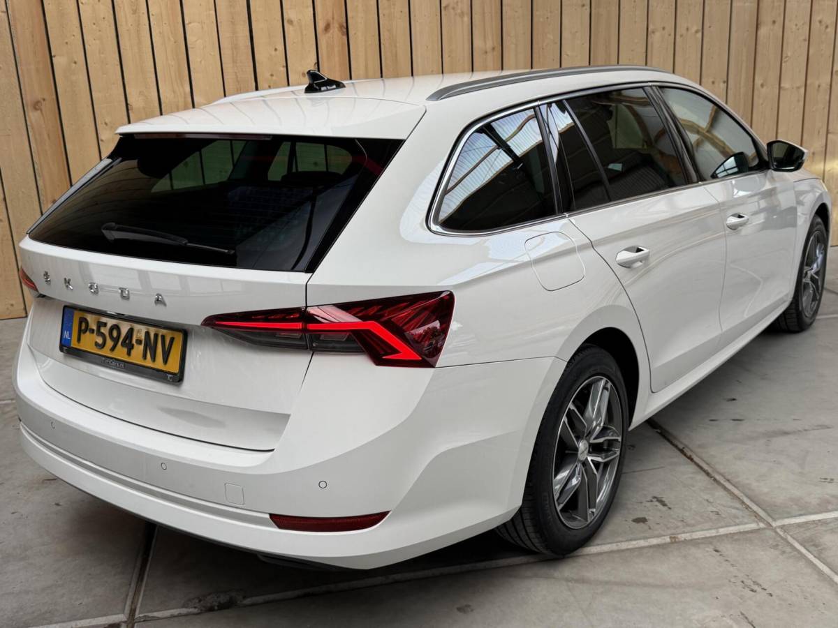 Škoda Octavia Skoda Octavia Combi 1.0 e-TSI Business Edition Plus Automaat | Achteruitrijcamera | Apple CarPlay/Android Auto | Adaptieve cruise control | Climate control | LED verlichting | Signaalkleur | Parkeersensoren voor en achter
